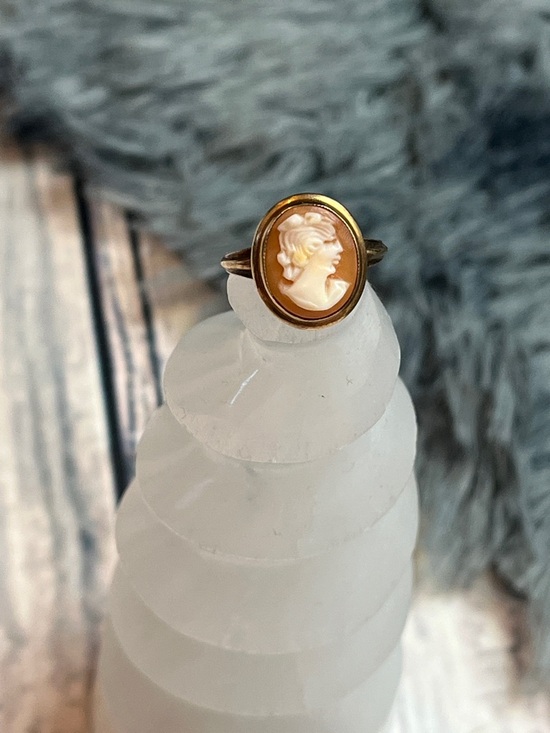 Jewelry - Vintage Cameo Portrait Ring in 10K Gold